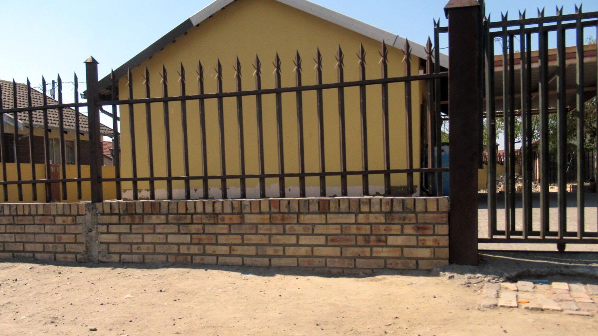 Front View of property in Boitekong