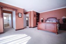 Main Bedroom - 35 square meters of property in Woodhill Golf Estate