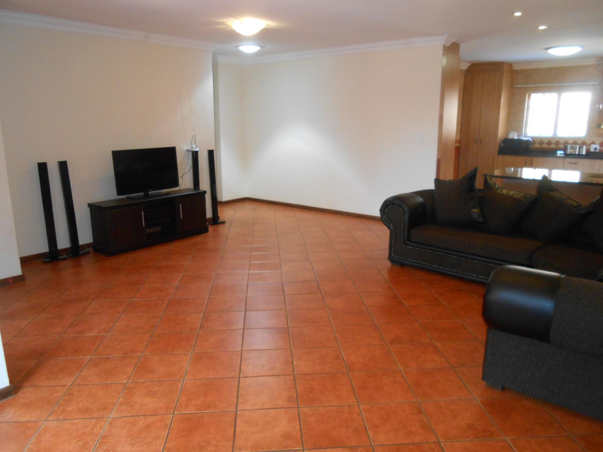 Lounges - 41 square meters of property in Heatherview