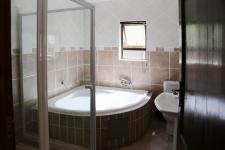 Bathroom 1 - 13 square meters of property in Silver Lakes Golf Estate