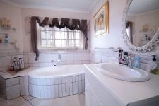 Bathroom 2 - 6 square meters of property in Silver Lakes Golf Estate