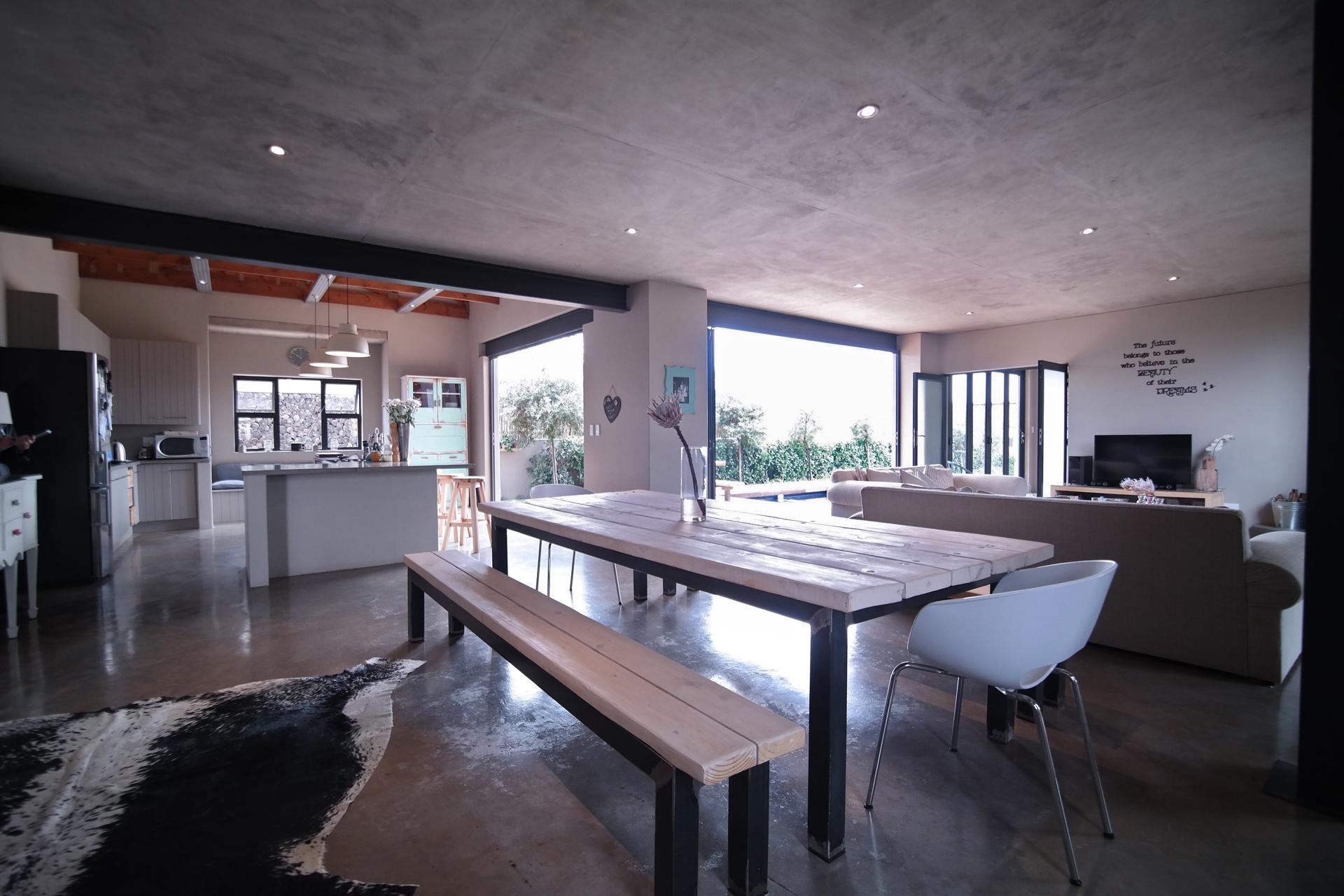 Dining Room - 25 square meters of property in The Meadows Estate