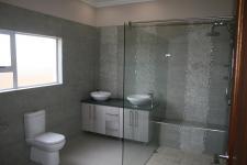 Main Bathroom - 13 square meters of property in Midlands Estate