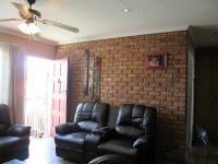 Lounges - 16 square meters of property in Rangeview