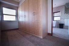 Main Bedroom - 40 square meters of property in Woodhill Golf Estate