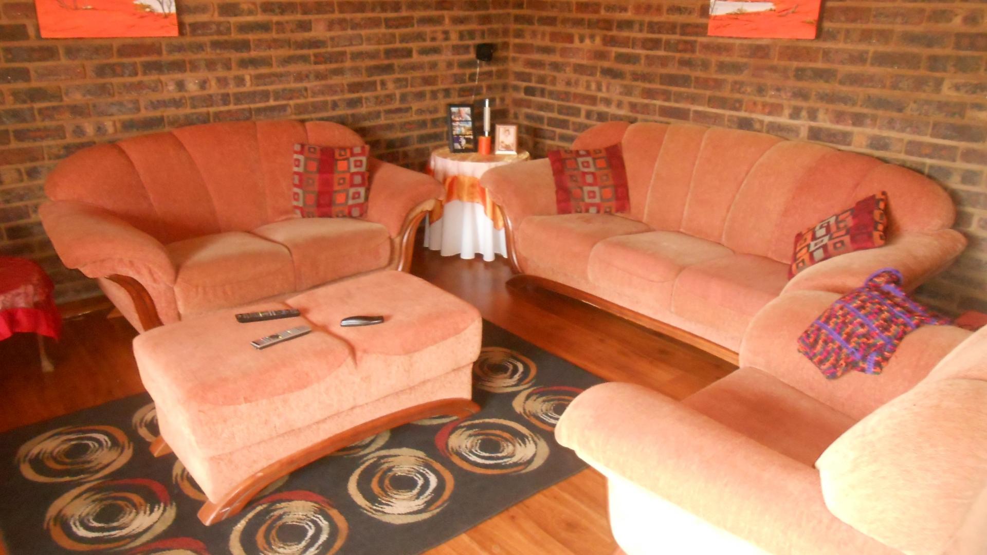 Lounges - 37 square meters of property in Emalahleni (Witbank) 