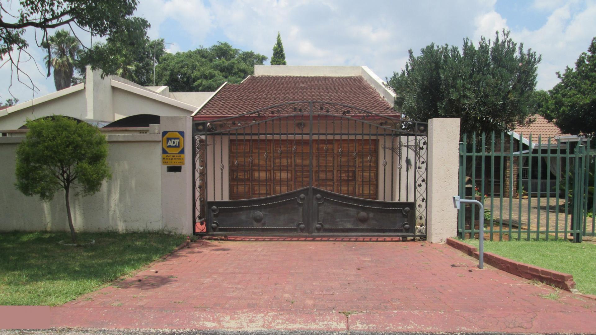 Front View of property in Sunward park