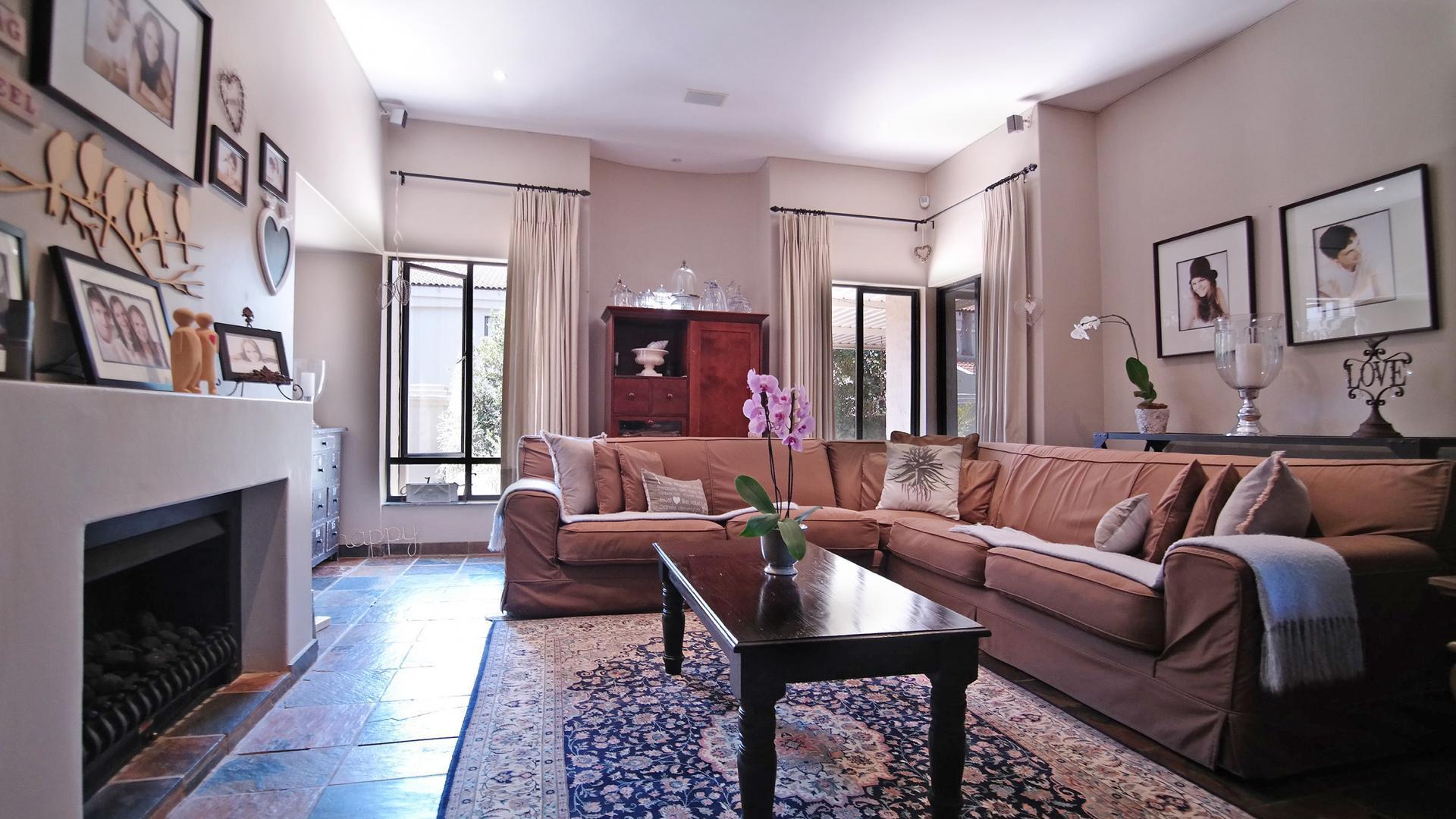 Lounges - 54 square meters of property in Woodhill Golf Estate