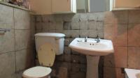 Main Bathroom - 8 square meters of property in Dewetshof