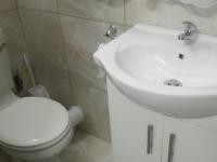 Bathroom 2 - 3 square meters of property in Vaalmarina