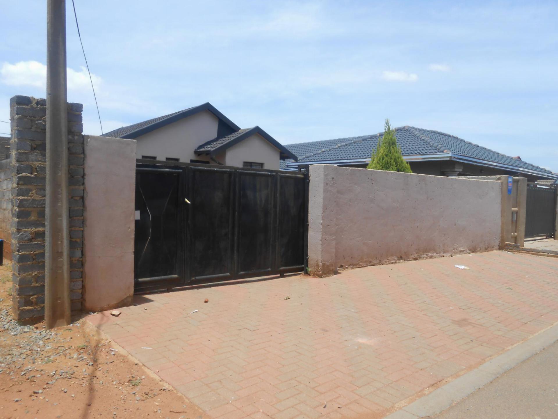 Front View of property in Protea Glen