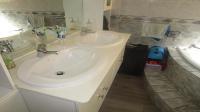 Main Bathroom - 8 square meters of property in Rangeview