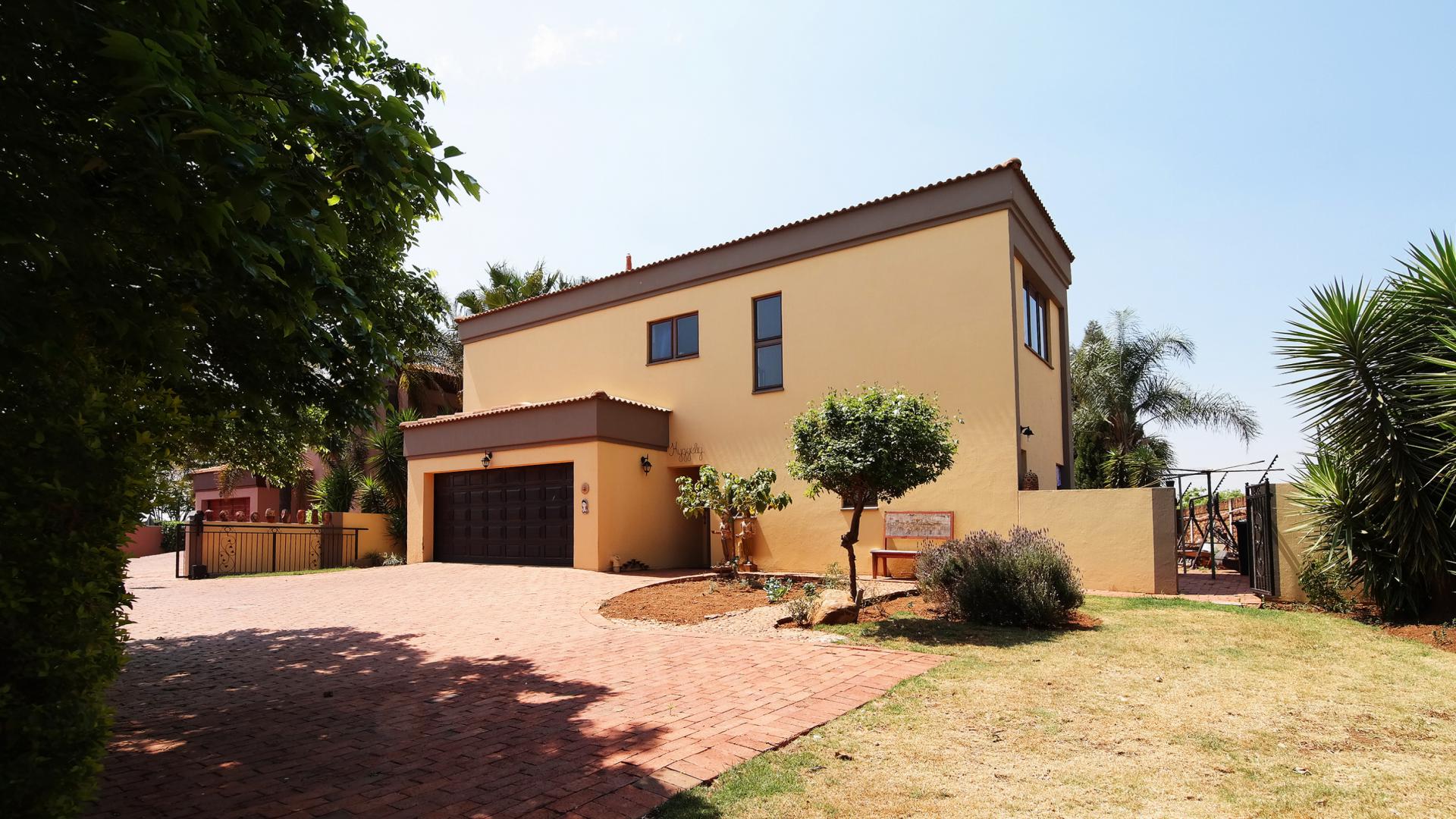 Front View of property in Silver Lakes Golf Estate