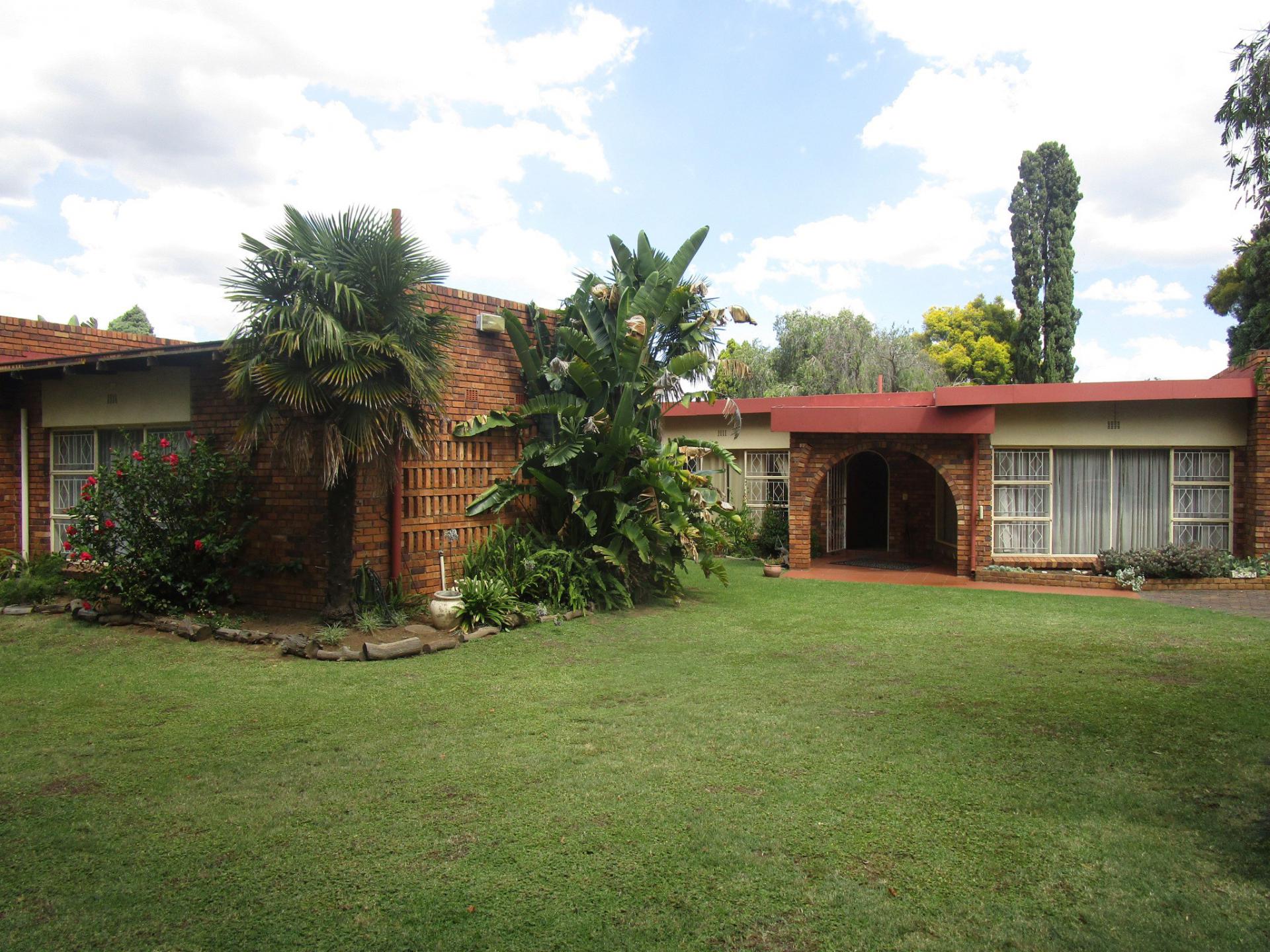 Front View of property in Sunward park