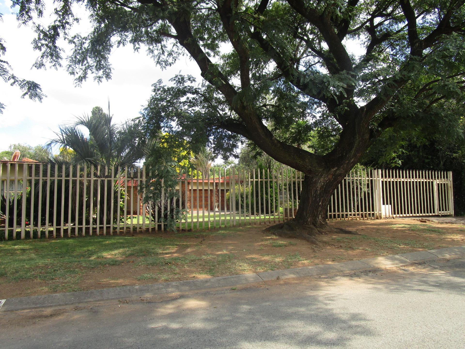 Front View of property in Sunward park