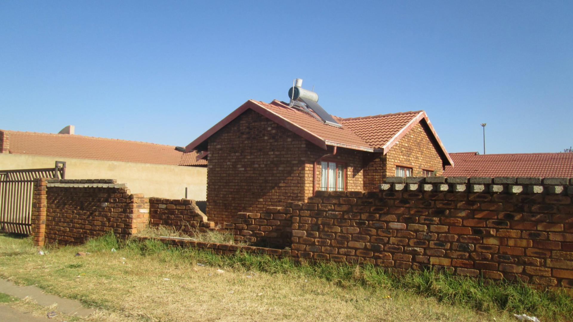 Front View of property in Vosloorus