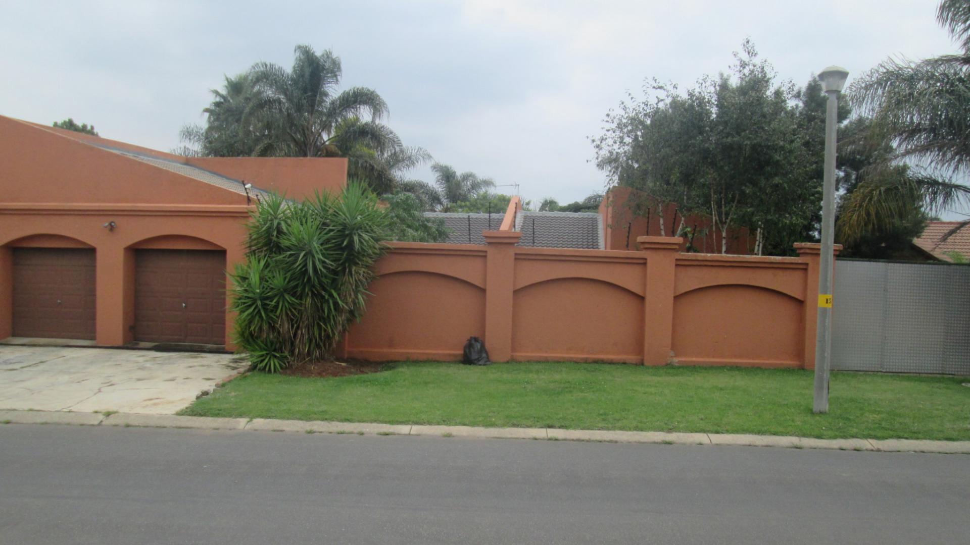 Front View of property in Glenmarais (Glen Marais)