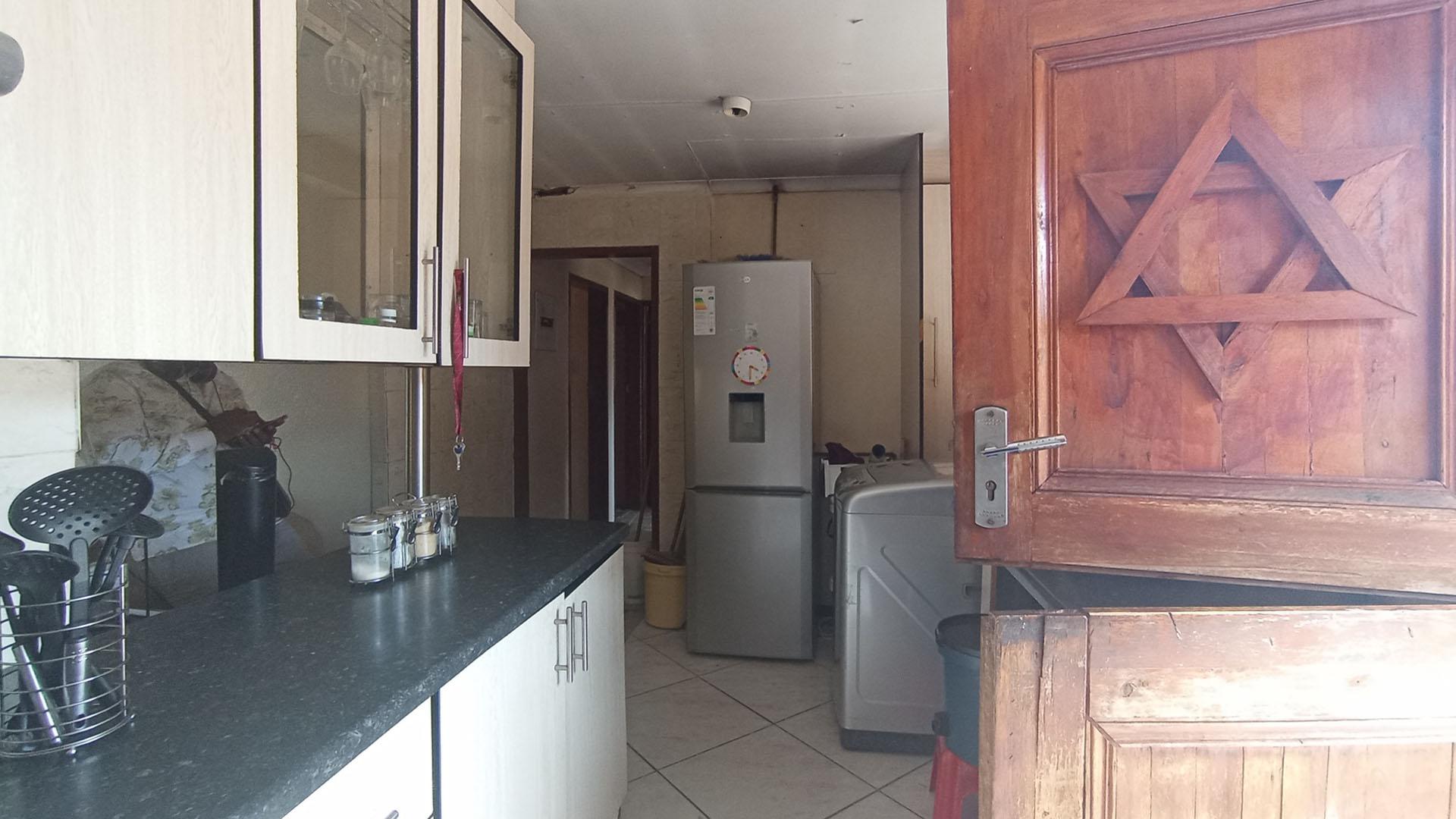 Kitchen - 11 square meters of property in Soshanguve