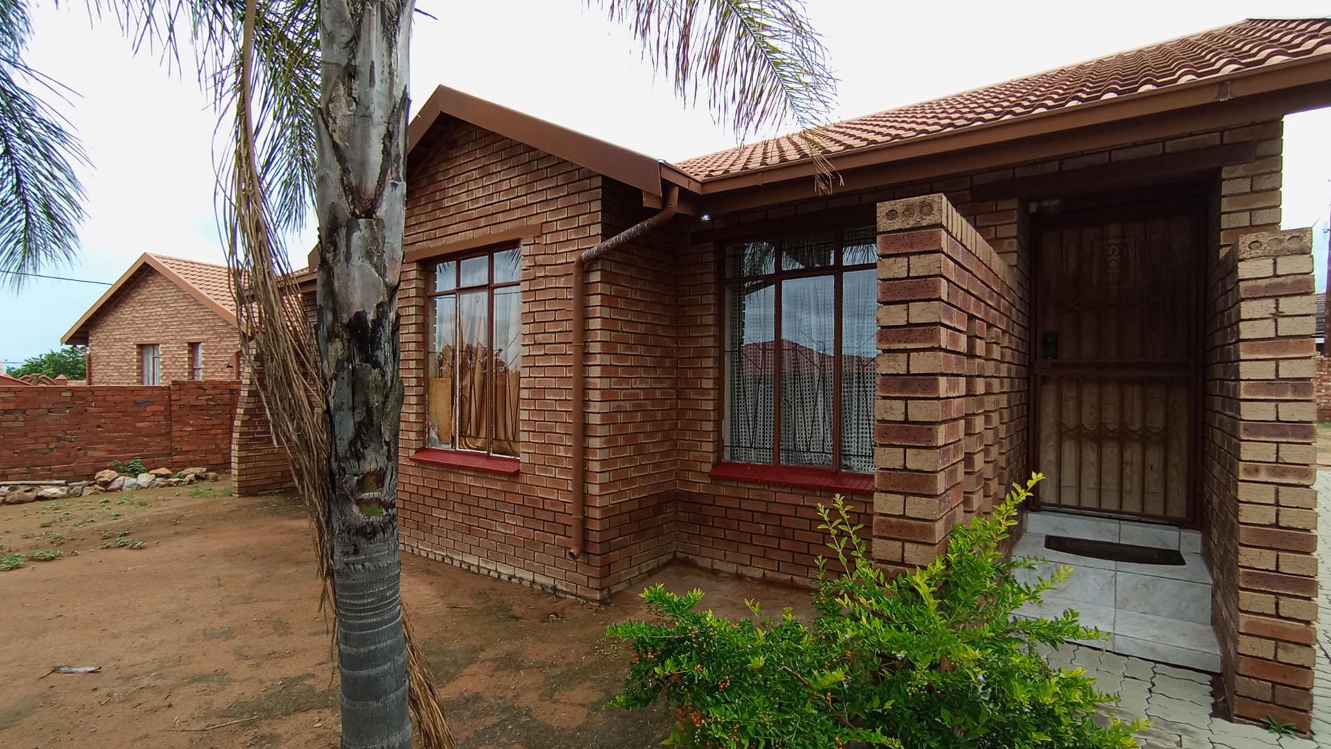 Front View of property in Soshanguve