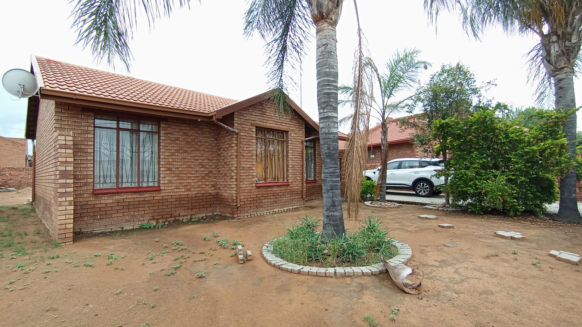 Front View of property in Soshanguve