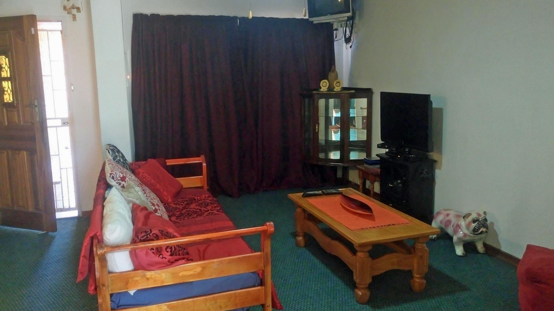 Lounges - 24 square meters of property in Bronkhorstspruit