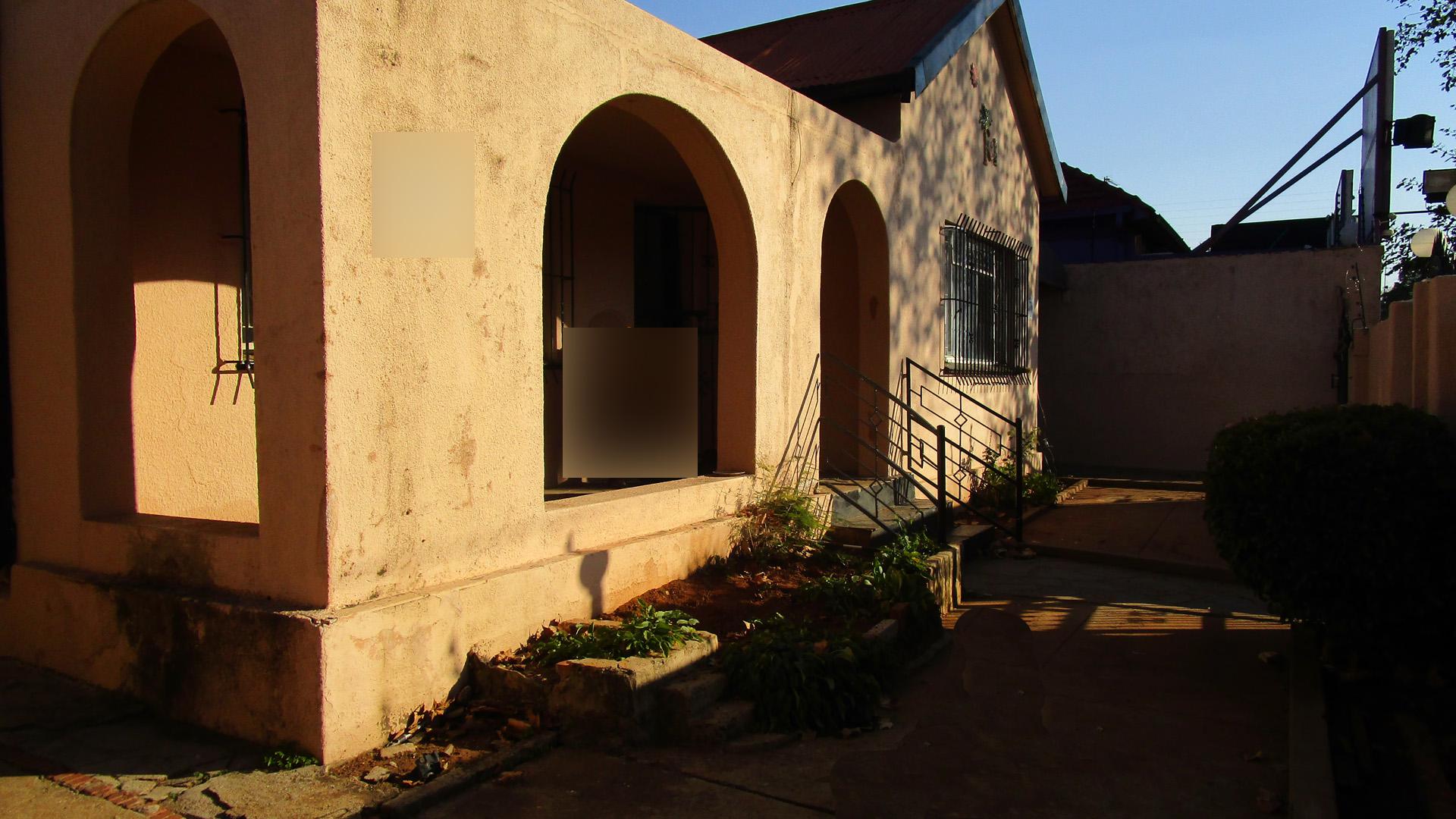 Front View of property in Bezuidenhout Valley