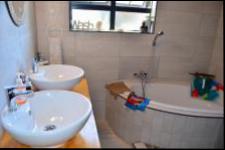 Main Bathroom - 10 square meters of property in Bluff