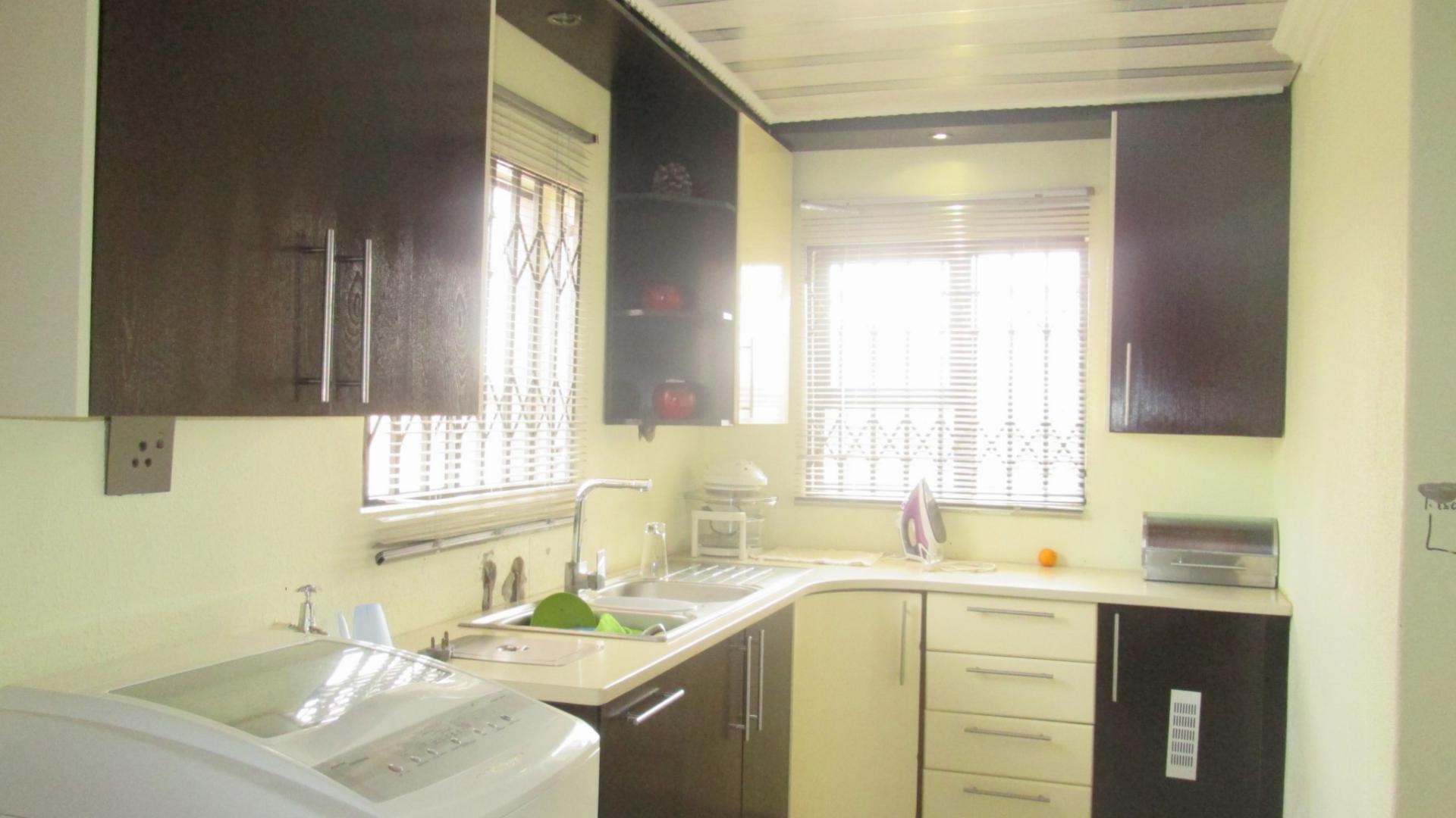 Kitchen - 21 square meters of property in Alveda