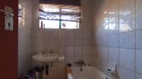 Bathroom 1 - 5 square meters of property in Doornpoort