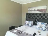 Bed Room 1 - 16 square meters of property in Castleview