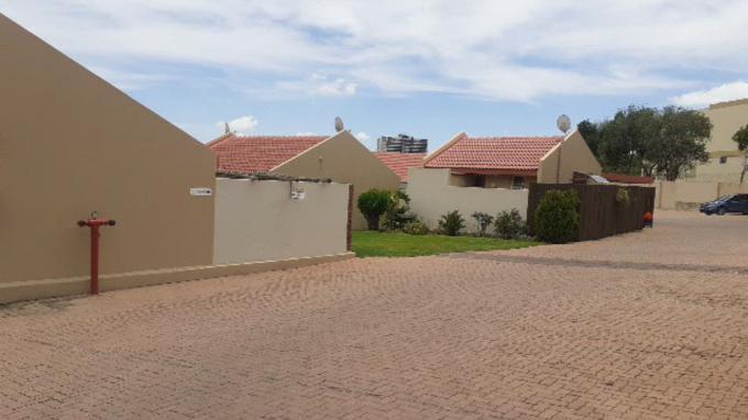 Standard Bank SIE Sale In Execution 2 Bedroom Sectional Title for Sale in Sunninghill - MR166547