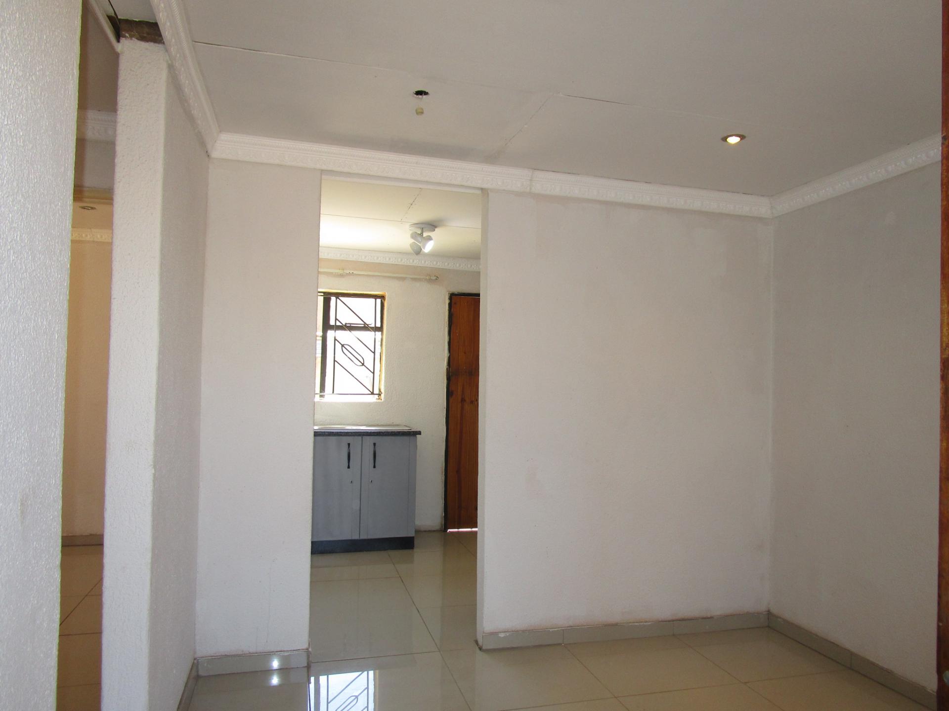 Lounges - 11 square meters of property in Naledi