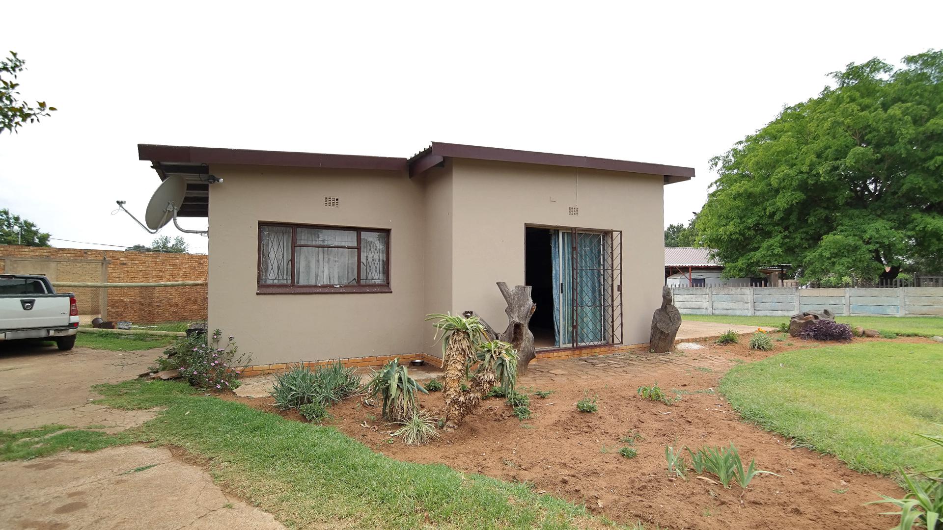 Front View of property in Middelburg - MP