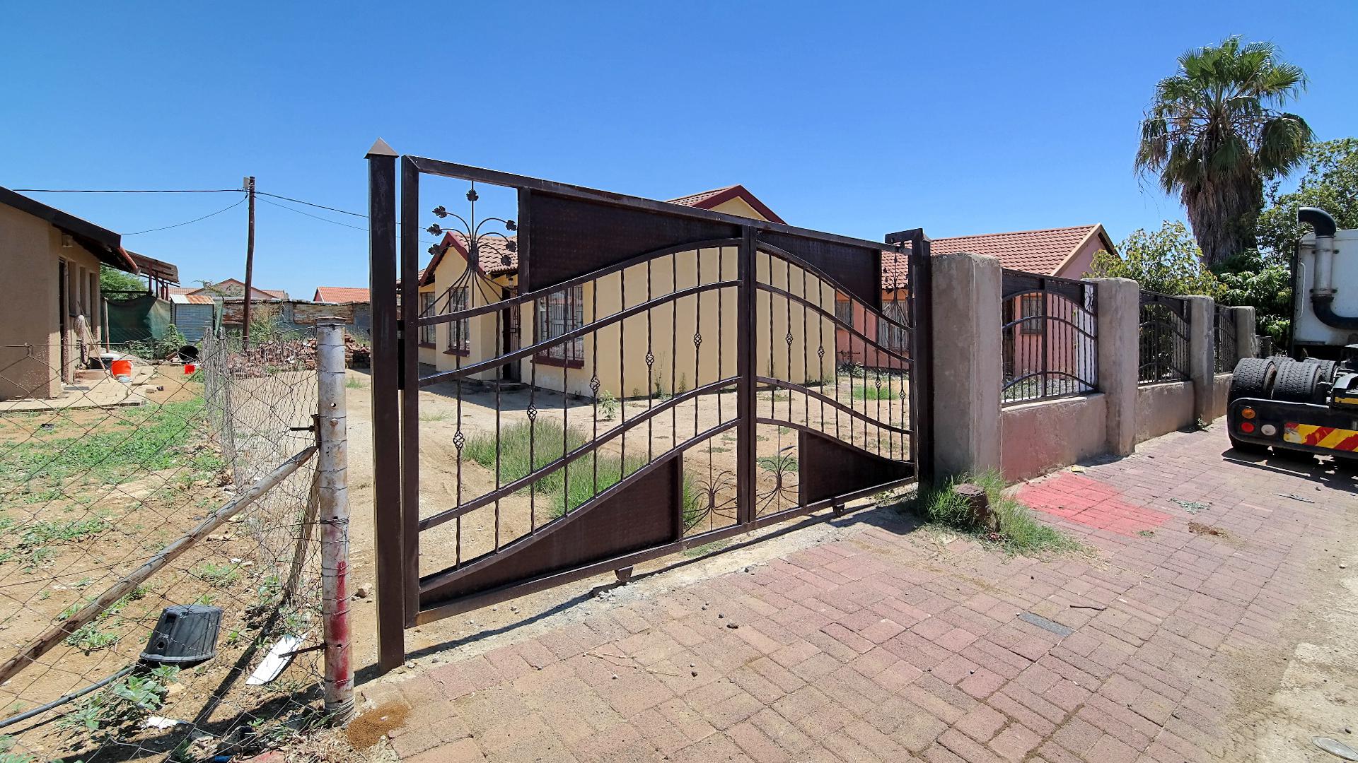 Front View of property in Boitekong