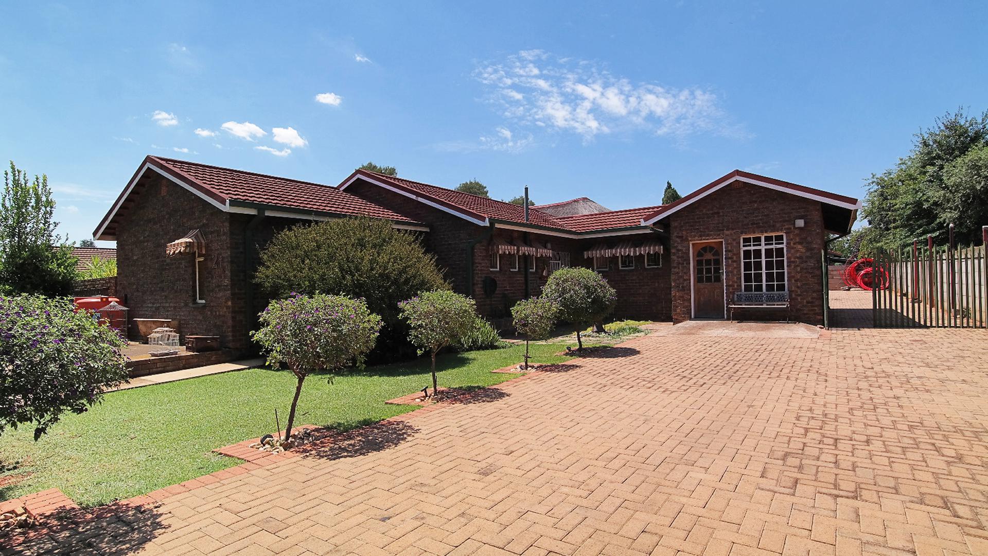 Front View of property in Middelburg - MP