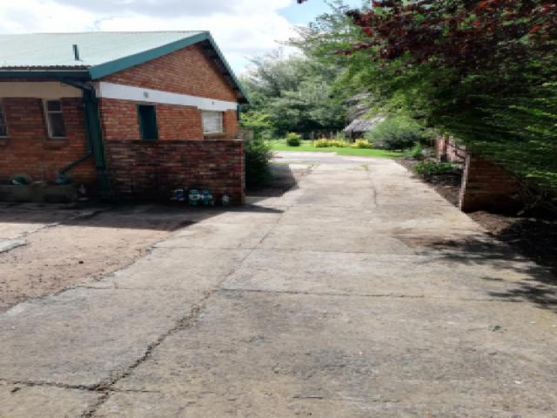 Front View of property in Ficksburg