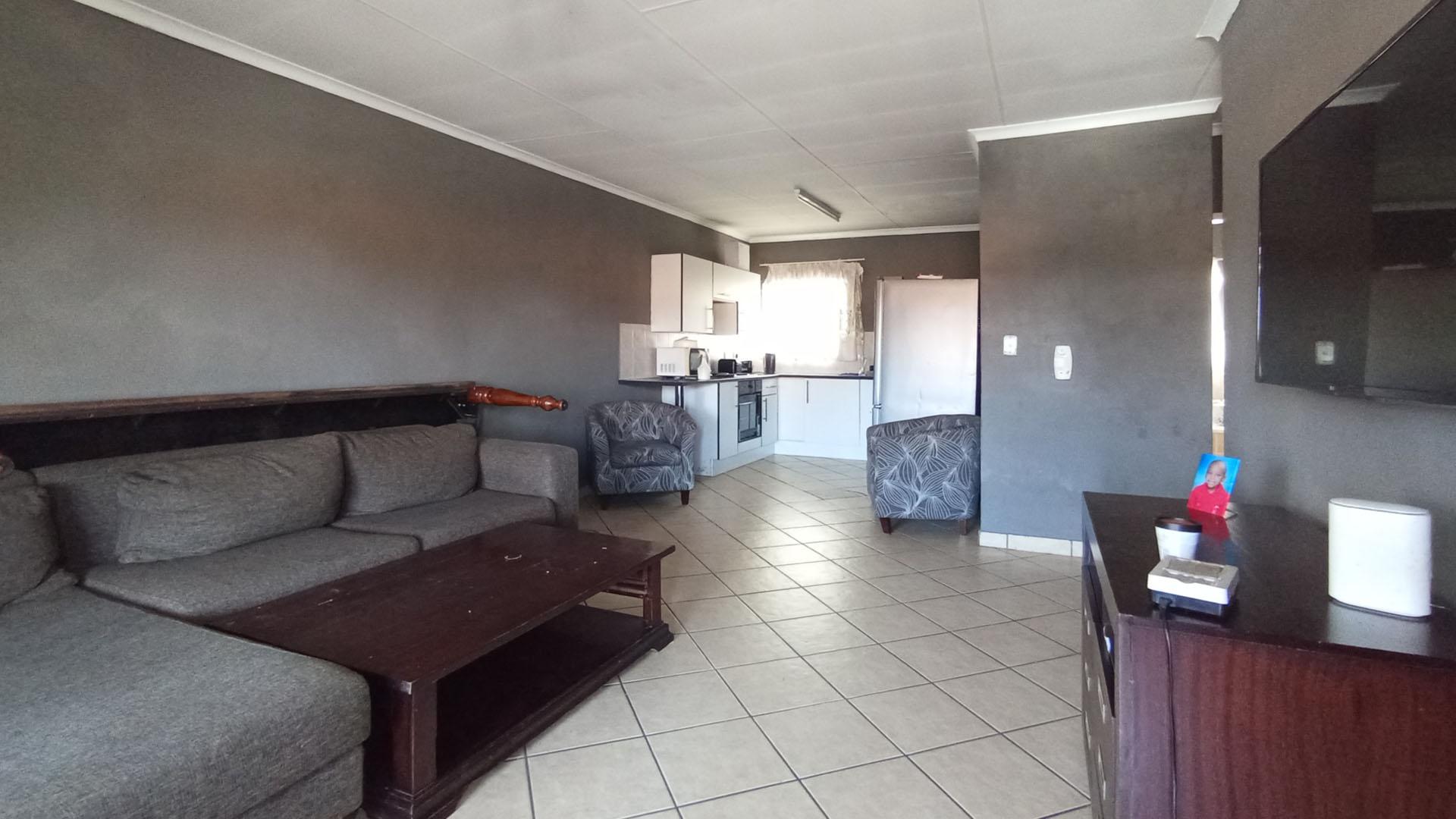 Lounges - 20 square meters of property in Proclamation Hill