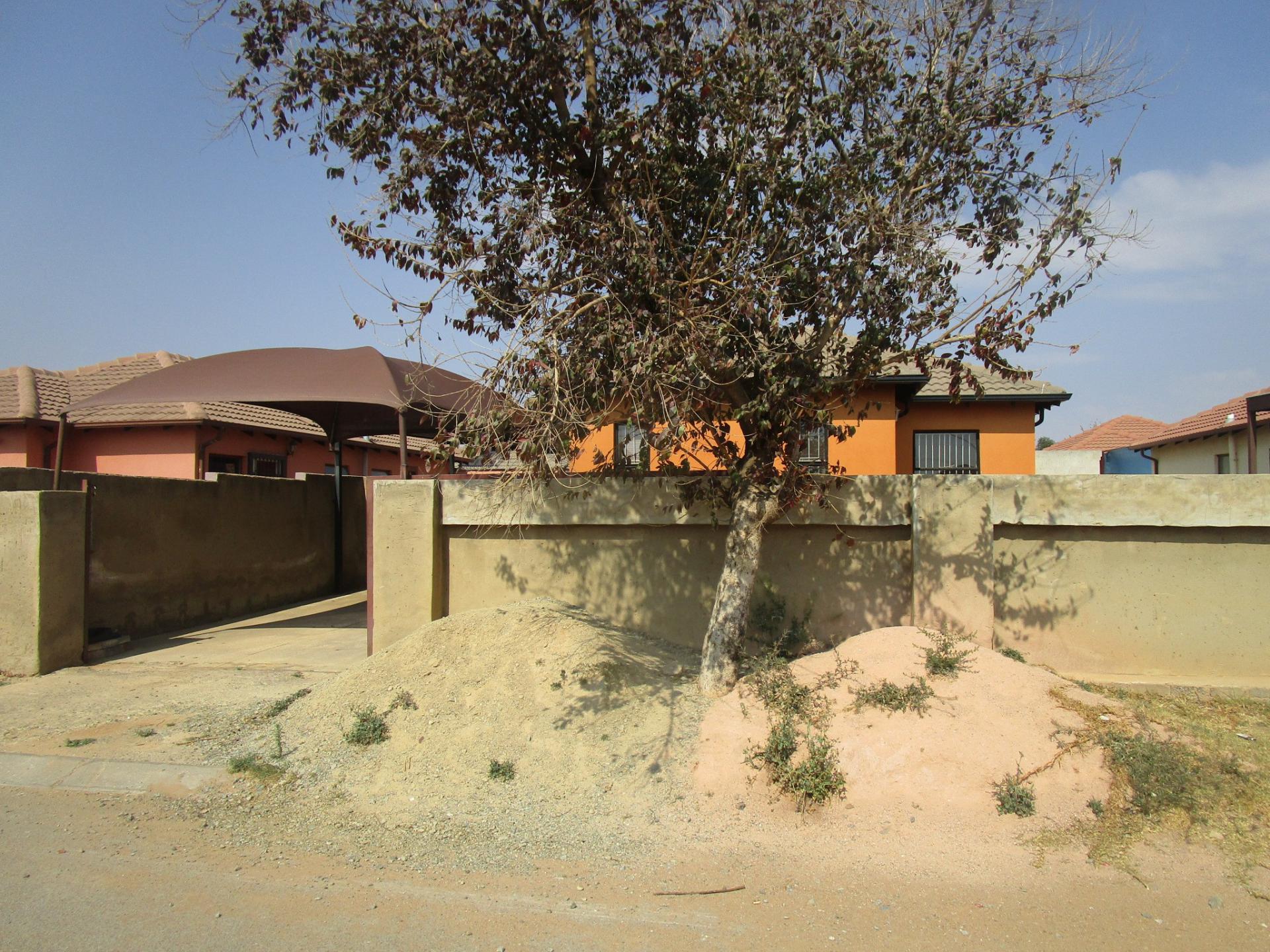 Front View of property in Goudrand