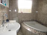 Bathroom 3+ - 22 square meters of property in Brackenhurst