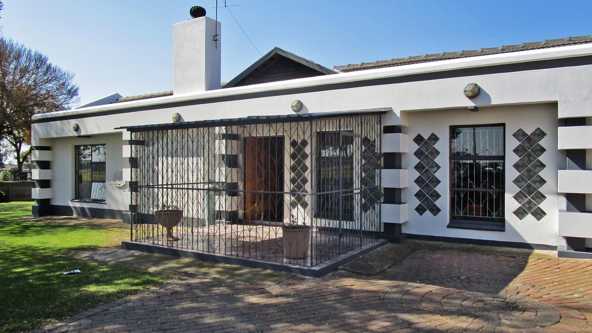 Front View of property in Mackenzie Park