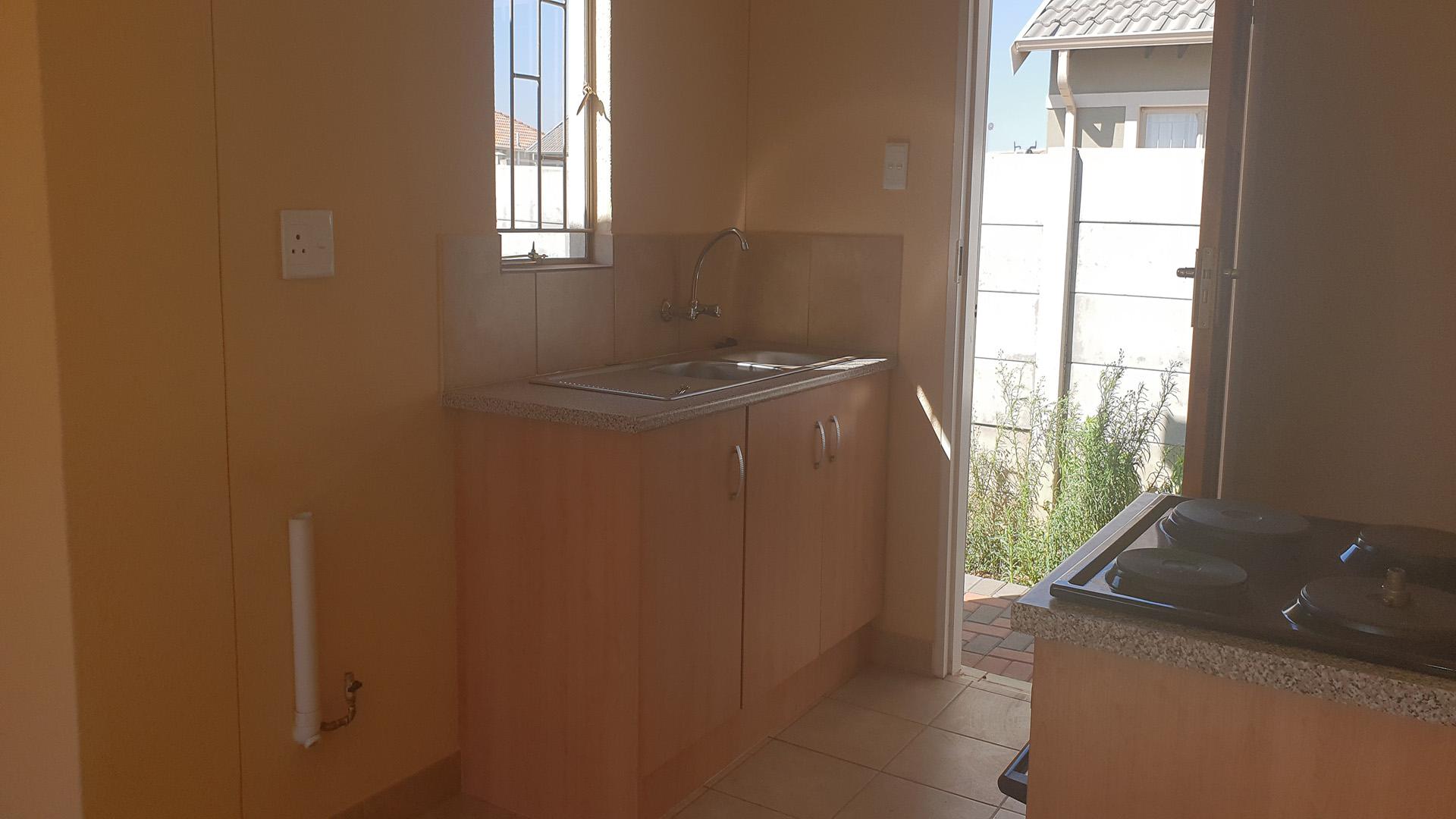 Kitchen - 5 square meters of property in Alberton