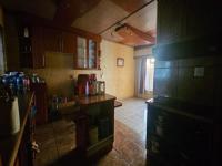 Kitchen of property in Falcon Ridge