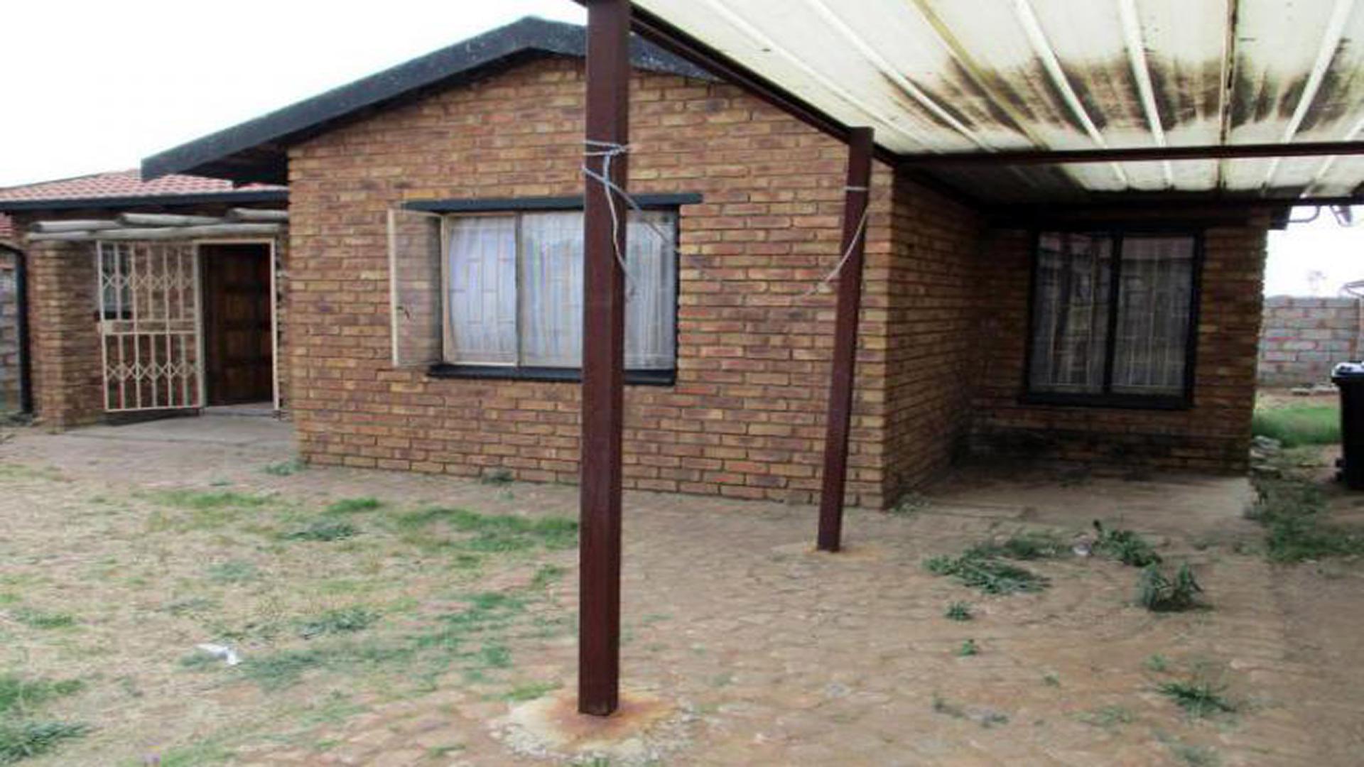 Front View of property in Kwa-Thema