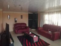 Lounges - 32 square meters of property in Daveyton