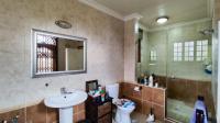 Main Bathroom of property in Randpark Ridge