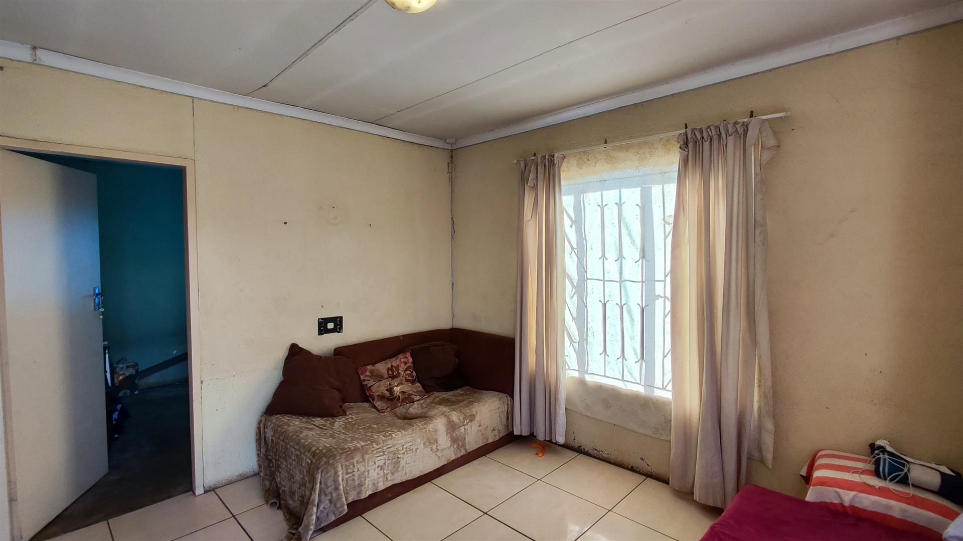 Lounges - 17 square meters of property in Vereeniging