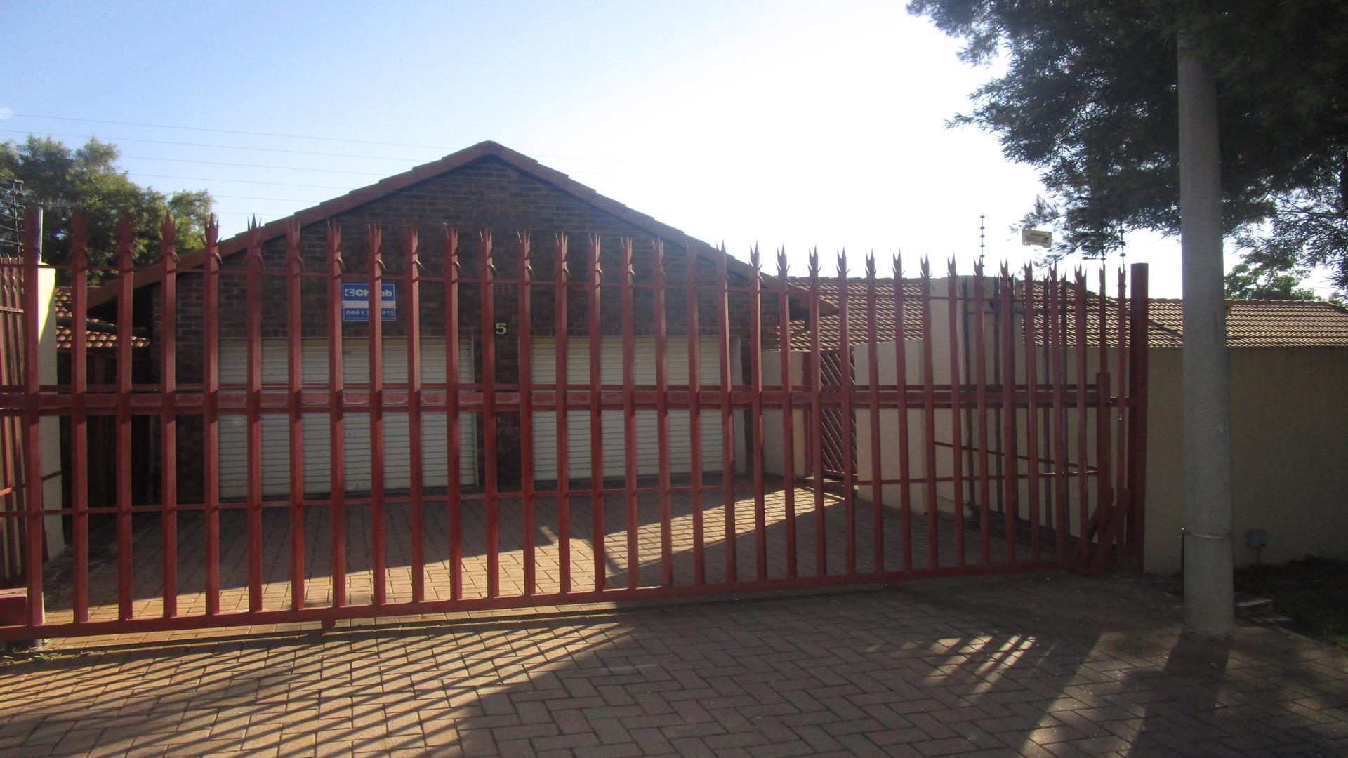 Front View of property in Weltevreden Park