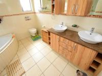 Main Bathroom - 10 square meters of property in Sagewood