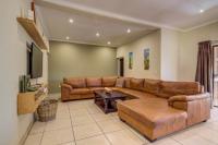 Lounges - 27 square meters of property in Glenmarais (Glen Marais)