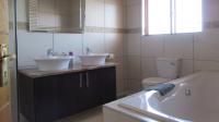 Main Bathroom - 11 square meters of property in Strubensvallei